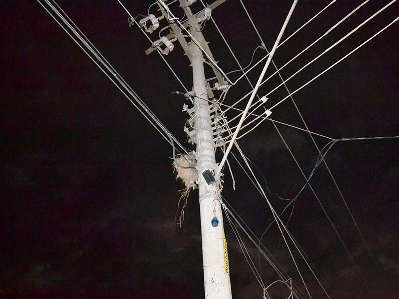 Foto 4 de 8 — Carro acerta poste e transformador despenca em cima do veículo; veja as fotos